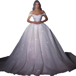 Robe de mariée élégante à épaules dénudées avec paillettes et jupe volumineuse