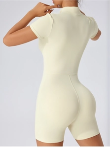 Vue arrière du combishort de yoga crème à manches courtes et tissu élastique moulant