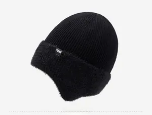 Détail du bonnet en tricot noir avec doublure en peluche et logo FBXS tissé sur le côté