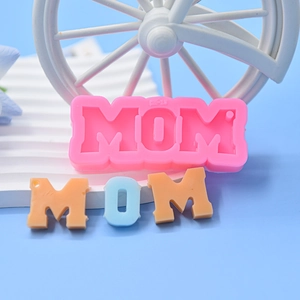 Stampo in silicone per portachiavi MOM con campioni in resina artigianale