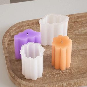 Moules en silicone pour bougies nuage et pétales sur un plateau en bois naturel