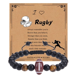 Detailansicht von Rugby-Perlenarmband mit matten Perlen und motivierender Geschenkkarte