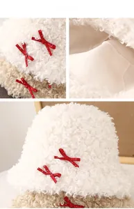 Détail du chapeau bob en polaire teddy avec nœuds à pois rouges et doublure douce