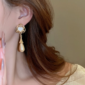 Vue détaillée de boucles d'oreilles cœur vintage français avec perles gouttes champagne
