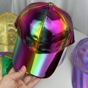 Détail de casquette de baseball laser réfléchissante en cuir PU à effet dégradé arc-en-ciel
