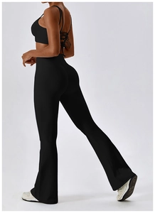 Détail du pantalon de yoga évasé taille haute avec design croisé et effet galbant