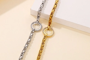 Détail de bracelets chaîne byzantine avec breloque cœur plaqué or 18k et zircons