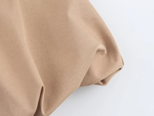 Primo piano dettagliato del tessuto in twill beige che mostra la trama di alta qualità