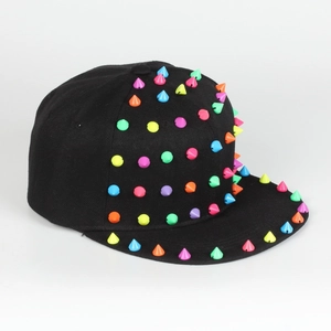 Detailansicht der Regenbogen-Spikes auf einer schwarzen Punk-Snapback-Cap im Streetstyle