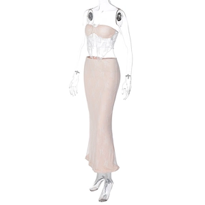 Détail du haut bandeau en dentelle rose avec taille corset et jupe longue assortie