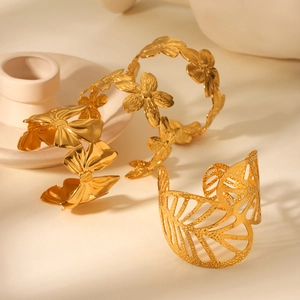 Bracciali rigidi aperti in acciaio dorato 18K con motivi di fiori e foglie
