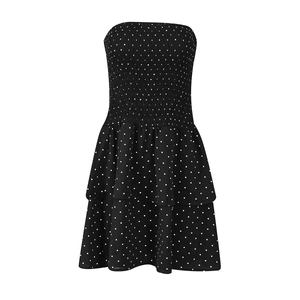 Detail eines schwarzen schulterfreien Polka-Dot-Kleides mit gesmoktem Oberteil