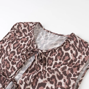 Dettaglio dello scollo a V e del laccio su questo top leggero da donna con stampa leopardata