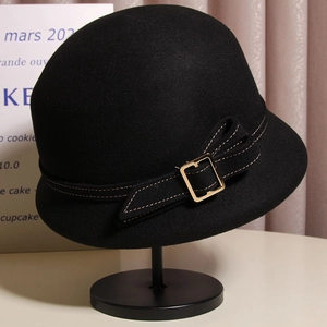 Chapeau cloche élégant en feutre de laine noir avec ruban et boucle dorée femme