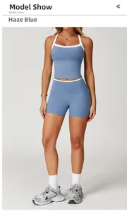 Detail van nevelblauwe yogaset met sportbeha en korte broek met witte contrastranden