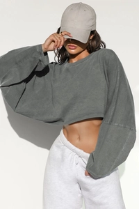 Sudadera corta de manga larga gris oscuro con pantalones deportivos y gorra a juego