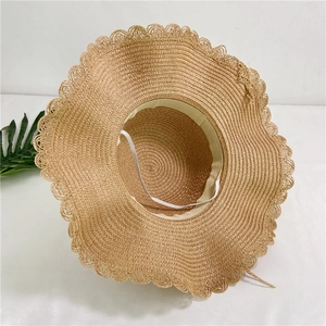 Chapeau de soleil pliable en paille pour femme avec large bord ondulé et cordelette vent