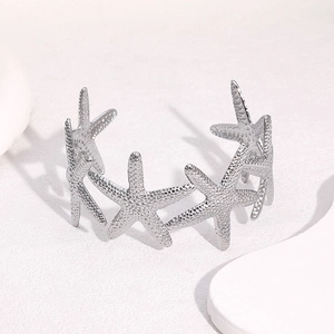 Bracciale aperto in acciaio inossidabile argento con design a stelle marine testurizzate