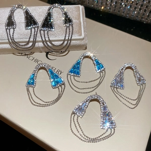 Boucles d'oreilles à pompons à trois niveaux avec zircones poires en noir, bleu et blanc