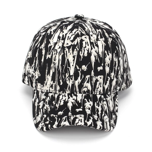Détail d'une casquette de baseball style urbain avec motif graffiti abstrait noir et blanc