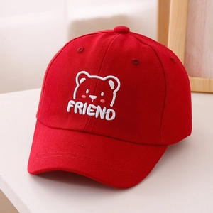 Dettaglio del cappellino rosso da baseball per bambini con ricamo orso e scritta FRIEND