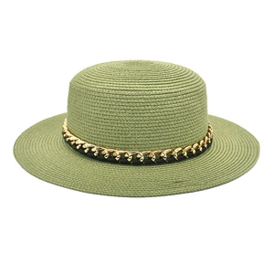 Vue détaillée d'un chapeau de paille vert avec chaîne dorée et ruban en cuir noir