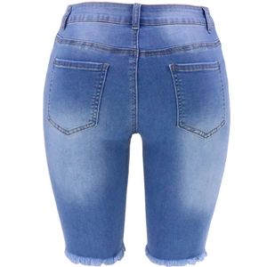 Détail du dos d'un short en jean bleu délavé avec effet moustache et ourlet effiloché