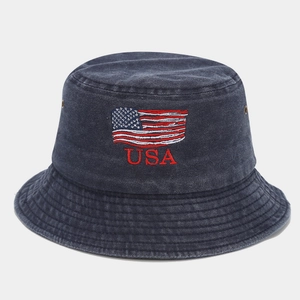 Détail du bob en denim délavé avec broderie du drapeau américain et logo USA
