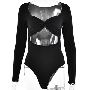 Détail du nœud avant et de la découpe à la taille sur ce body noir à manches longues élégant