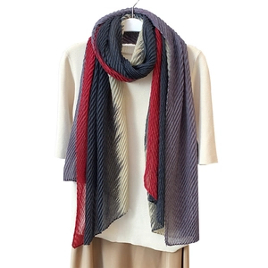 Three-color crinkle scarf with fine vertical pleats in grey, red and beige