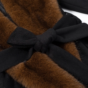 Elegante cappotto lungo con collo in ecopelliccia e tessuto nero con cintura a fiocco