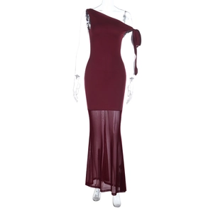 Détail de la robe en tulle bordeaux montrant l'encolure dénudée et la coupe sirène ajustée