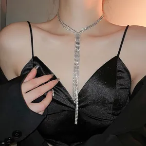 Elegante silberne mehrlagige Strass-Halskette mit funkelnden langen Quasten-Anhängern