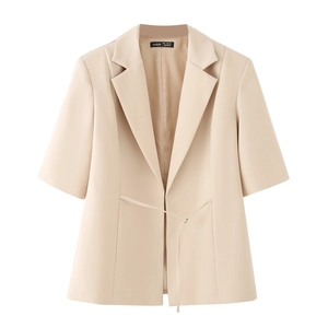 Detail of light beige short-sleeve blazer showing collar and Aveloria brand size label