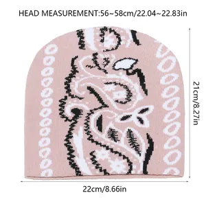 Guide des tailles montrant 21cm x 22cm pour bonnet rose à motif paisley