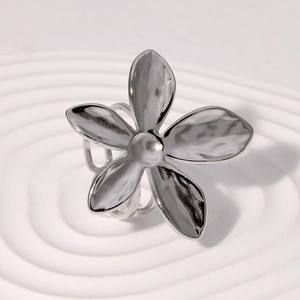 Vue détaillée d'une bague fleur argentée avec pétales texturés et finition métal poli