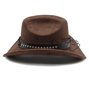 Dettaglio cappello da cowboy scamosciato con cinturino in pelle e borchie d'argento