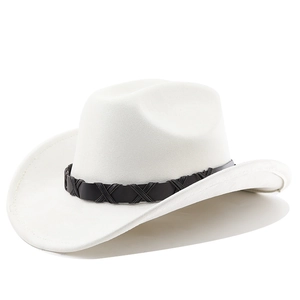 Détail d'un chapeau de cowboy blanc en suédine avec bandeau tressé en cuir noir texturé