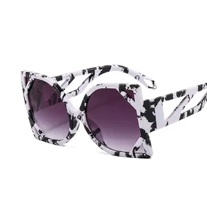 Avant-garde cat eye sunglasses with marble pattern frame and purple gradient lenses