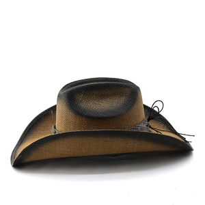 Détail d'un chapeau de paille de style western avec tissage dégradé brun et noir