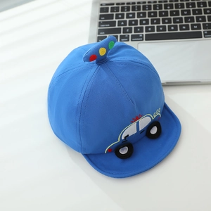 Casquette bébé bleue avec broderie voiture et pois colorés sur visière en coton doux