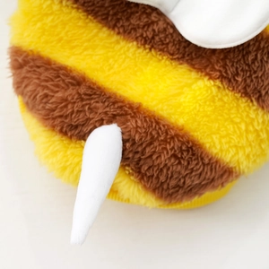 Primer plano de ropa de felpa para perro tema abeja con rayas amarillas y textura suave