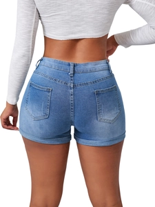 Detailansicht der Rückseite von High-Waist-Jeansshorts mit zerrissener Textur auf blauem Denim