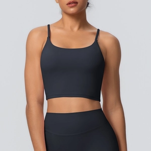 Détail d'un ensemble de yoga noir sans couture avec crop top à fines bretelles et legging