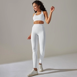 Detailaufnahme des nahtlosen weißen Yoga-Sets aus hochelastischem Strick für Damen im Studio