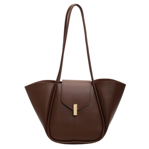 Sac à main en cuir marron avec design ailé et boucle dorée sur un fond blanc épuré