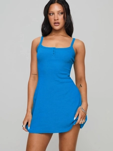 Détail d'une mini robe bleue côtelée montrant le décolleté boutonné et le tissu texturé