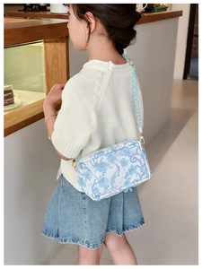 Detail of floral crossbody bag for girls with 3D petal sequins and elegant chain strap