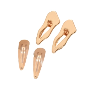 Set aus unregelmäßigen goldenen Metall-Haarklammern mit BB-Clips auf weißem Grund