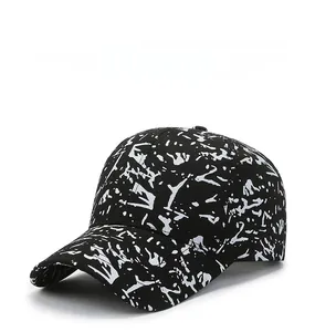 Vue détaillée de la structure à six panneaux sur la casquette de baseball noire à graffitis